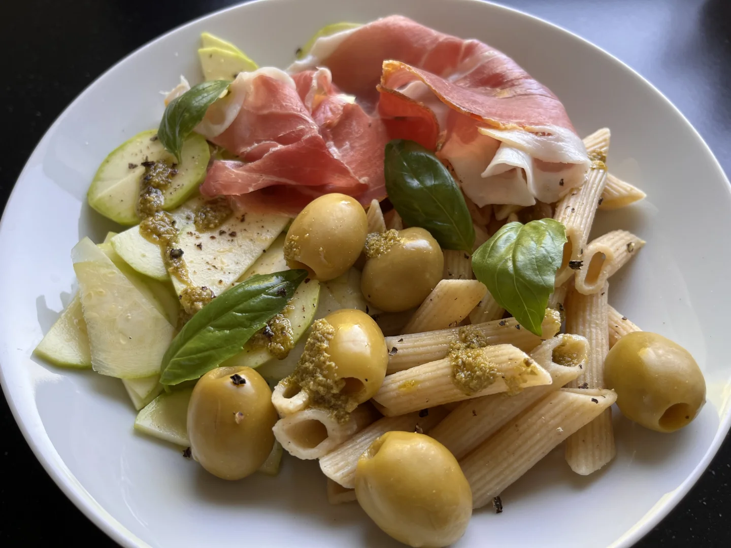 Bowl de Pâtes Complètes à la Courgette et Jambon de Parme