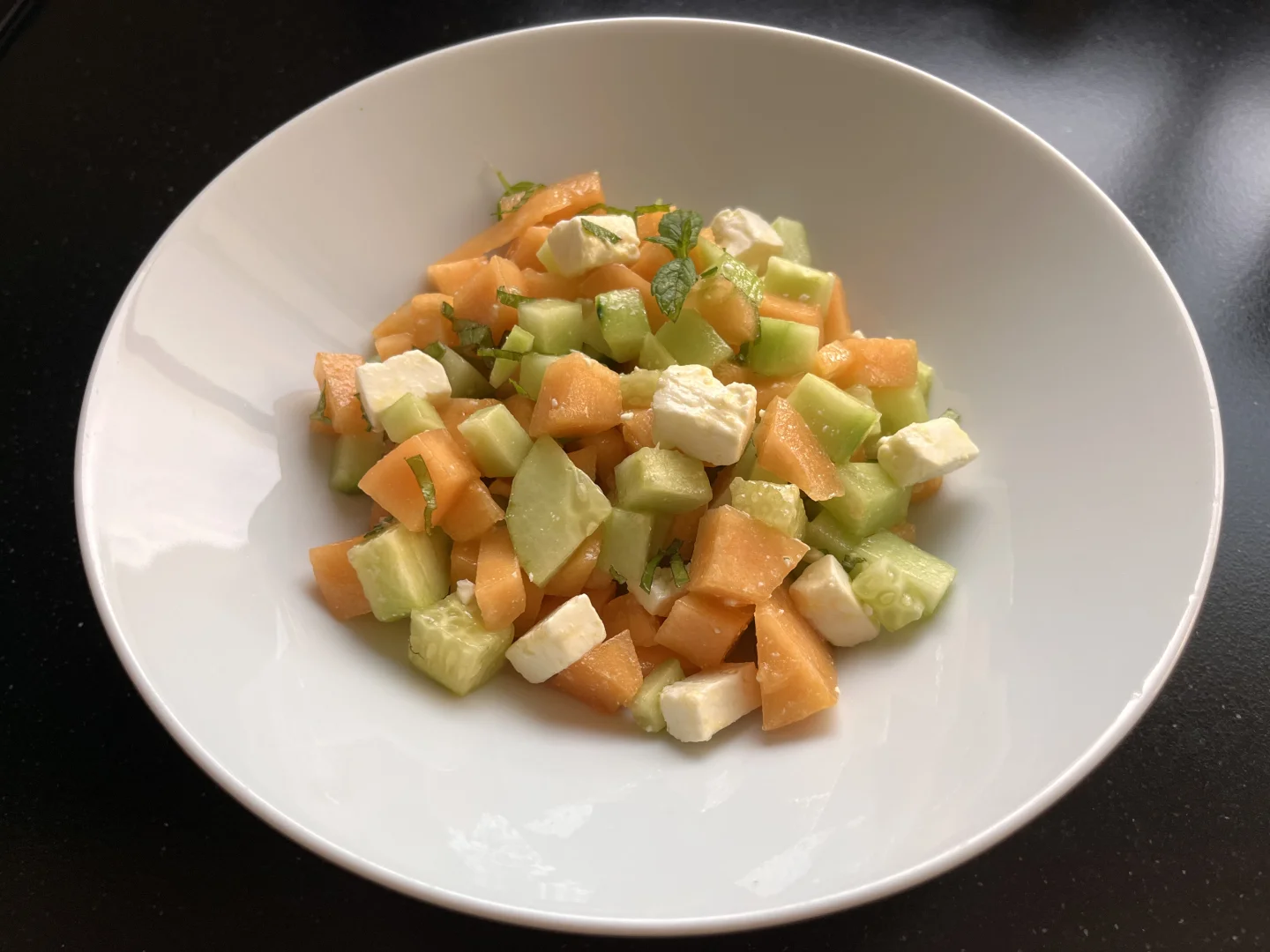 Salade fraîche au melon, concombre, feta et menthe